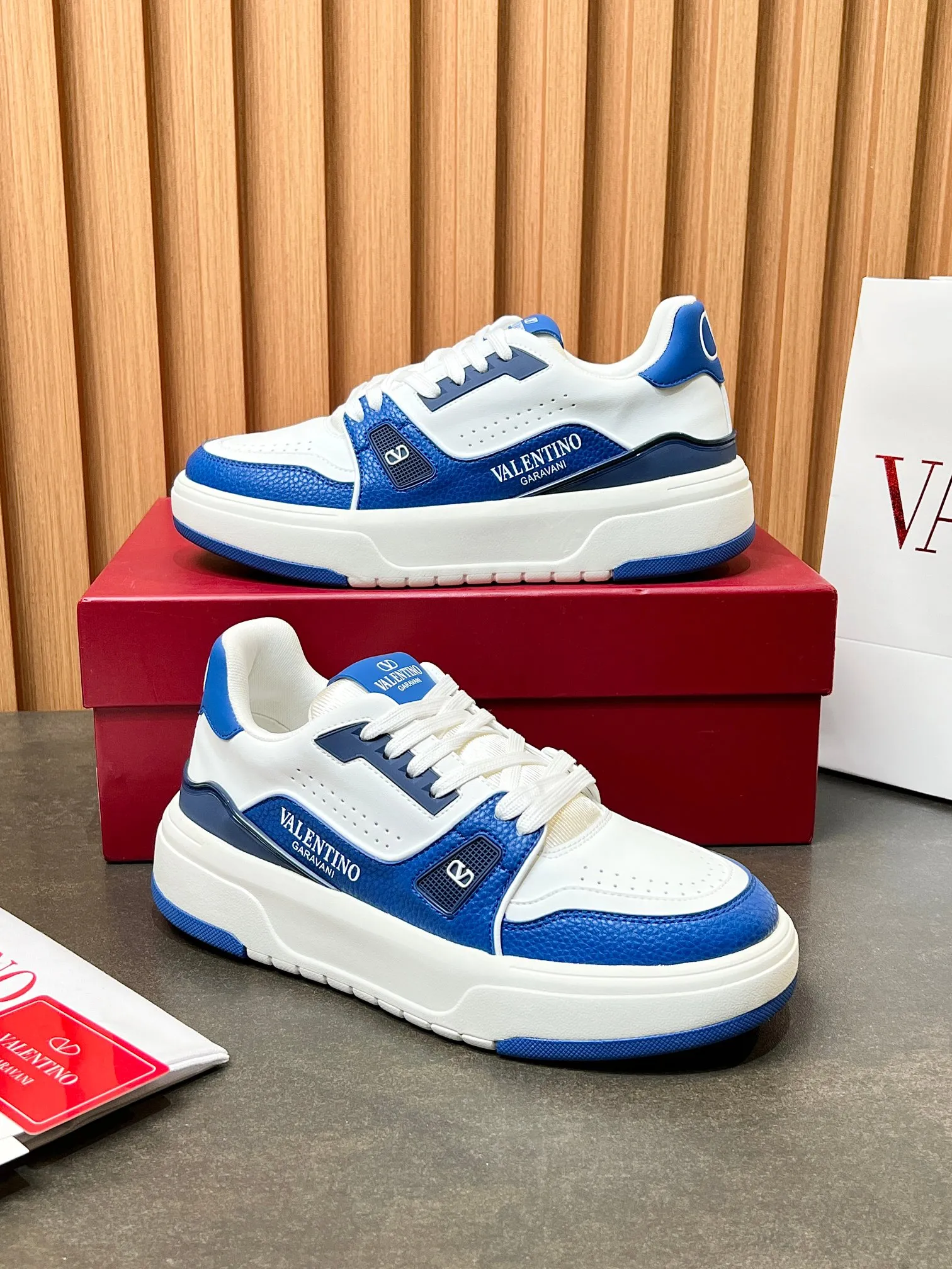 👟👟Ex-factory price 680👟👟 𝑽𝒂𝒍𝒆𝒏𝒕𝒊𝒏𝒐Valentino 𝑶𝒏𝒆𝑺𝒕𝒖𝒅 Couple's sneaker series Valentino 2025 latest couple's sneakers same style for celebrities Hot sale. The original ZP was purchased and dismantled. Repeated printing and modification. Trying to restore the original version 1:1! Top luxury masterpiece, soft and comfortable, combining fashion and leisure, bringing excellent and elegant texture and excellent on-foot comfort. Top purchasing version upper: imported calfskin surface/original oil edge craftsmanship. Lining: water-dyed cowhide lining. Outsole: original development 𝐓𝐏𝐔 two-color combination outsole. Packaging: original configuration complete package. Code number: 34-44